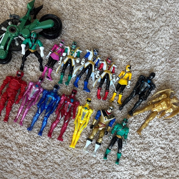 Power Ranger Action Figure Set - Picture 1 of 4